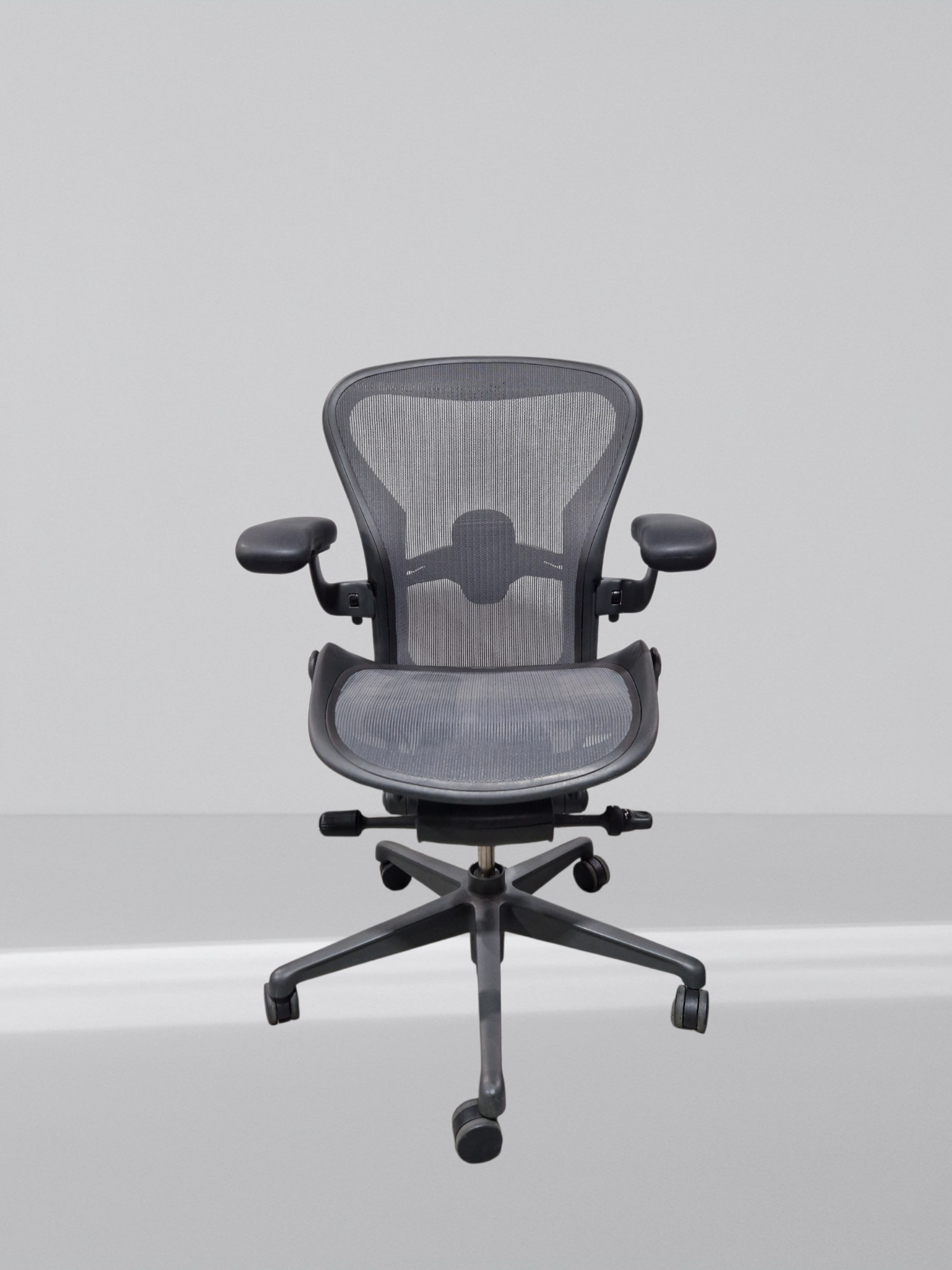HERMAN MILLER AERON REMASTERD SIZE B